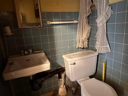 702 8Th Street Sw, Medicine Hat, AB - Indoor Photo Showing Bathroom