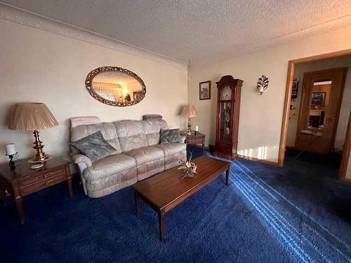 702 8Th Street Sw, Medicine Hat, AB - Indoor Photo Showing Living Room