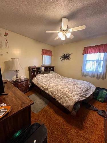 702 8Th Street Sw, Medicine Hat, AB - Indoor Photo Showing Bedroom