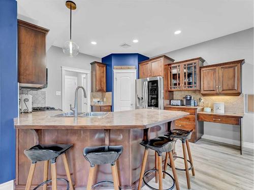 20 Terrace Circle Ne, Medicine Hat, AB - Indoor Photo Showing Kitchen With Double Sink