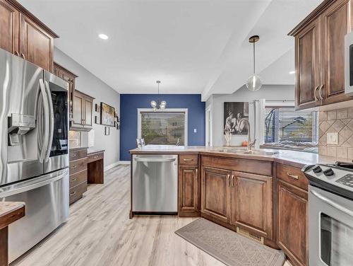 20 Terrace Circle Ne, Medicine Hat, AB - Indoor Photo Showing Kitchen With Double Sink