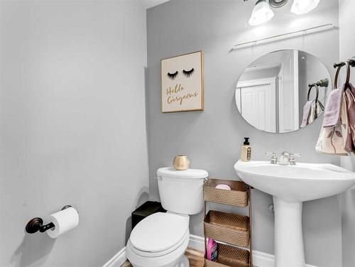 20 Terrace Circle Ne, Medicine Hat, AB - Indoor Photo Showing Bathroom