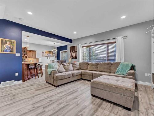 20 Terrace Circle Ne, Medicine Hat, AB - Indoor Photo Showing Living Room