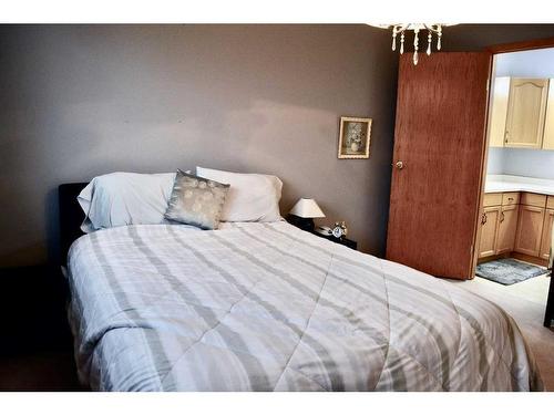 8501 Highway 570, Oyen, AB - Indoor Photo Showing Bedroom