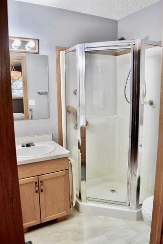 8501 Highway 570, Oyen, AB - Indoor Photo Showing Bathroom