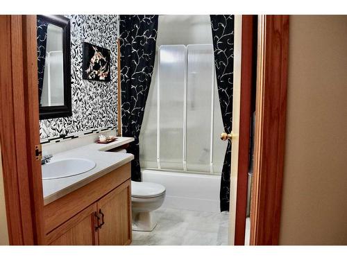 8501 Highway 570, Oyen, AB - Indoor Photo Showing Bathroom