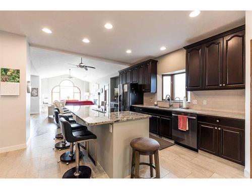 67 Vintage Meadows Place Se, Medicine Hat, AB - Indoor Photo Showing Kitchen