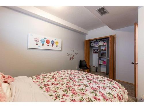 67 Vintage Meadows Place Se, Medicine Hat, AB - Indoor Photo Showing Bedroom