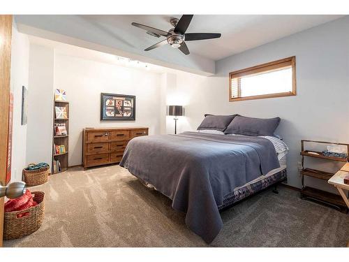 67 Vintage Meadows Place Se, Medicine Hat, AB - Indoor Photo Showing Bedroom