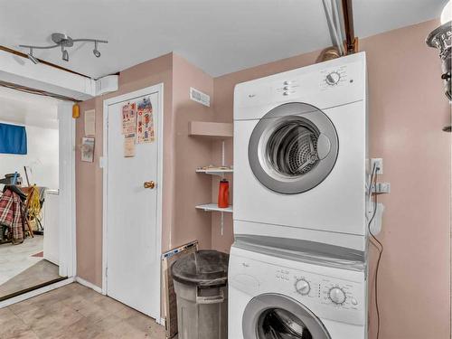 847A Braemar Street Se, Medicine Hat, AB - Indoor Photo Showing Laundry Room