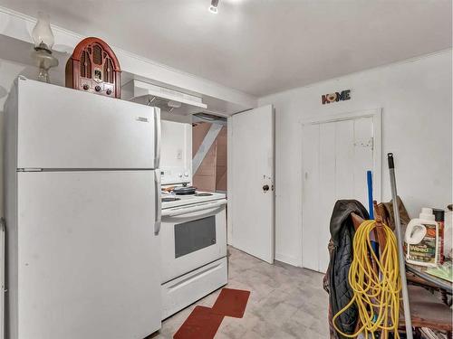 847A Braemar Street Se, Medicine Hat, AB - Indoor Photo Showing Kitchen