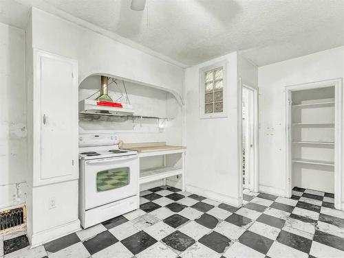 847A Braemar Street Se, Medicine Hat, AB - Indoor Photo Showing Kitchen