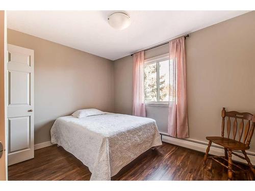 17-512 Mccutcheon Drive Nw, Medicine Hat, AB - Indoor Photo Showing Bedroom