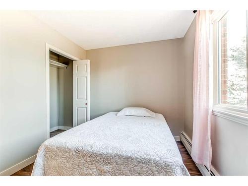 17-512 Mccutcheon Drive Nw, Medicine Hat, AB - Indoor Photo Showing Bedroom