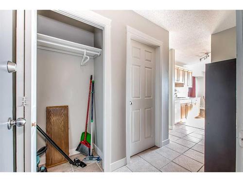 17-512 Mccutcheon Drive Nw, Medicine Hat, AB - Indoor Photo Showing Other Room