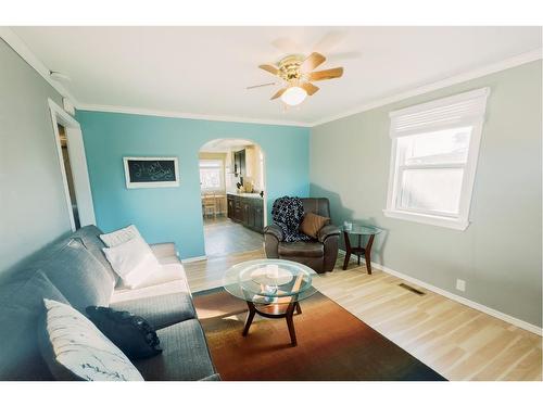 5015 45 Street, Stettler, AB - Indoor Photo Showing Living Room