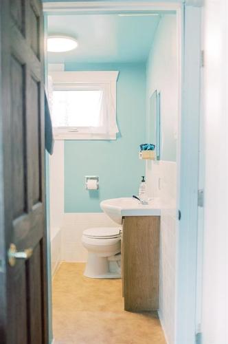 5015 45 Street, Stettler, AB - Indoor Photo Showing Bathroom