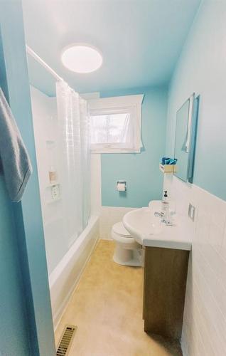 5015 45 Street, Stettler, AB - Indoor Photo Showing Bathroom