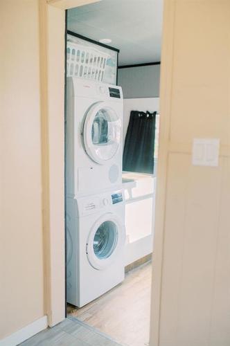 5015 45 Street, Stettler, AB - Indoor Photo Showing Laundry Room