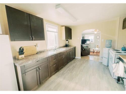 5015 45 Street, Stettler, AB - Indoor Photo Showing Kitchen With Double Sink