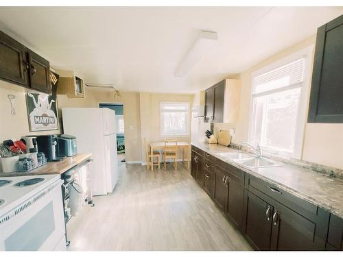 5015 45 Street, Stettler, AB - Indoor Photo Showing Kitchen