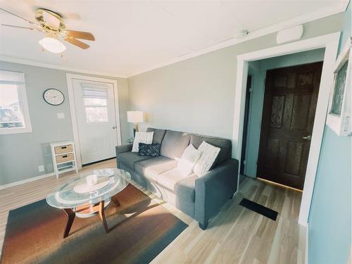 5015 45 Street, Stettler, AB - Indoor Photo Showing Living Room