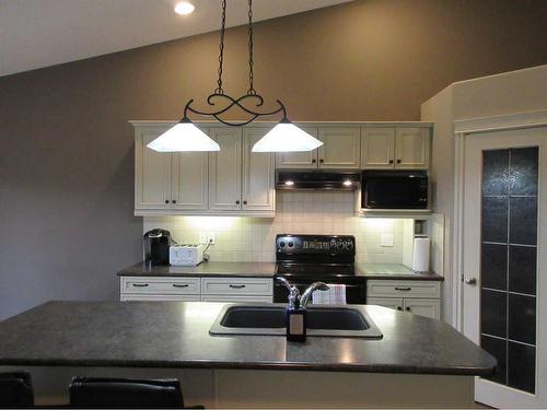 35 Sierra Lane Sw, Medicine Hat, AB - Indoor Photo Showing Kitchen