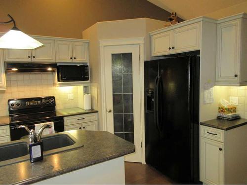 35 Sierra Lane Sw, Medicine Hat, AB - Indoor Photo Showing Kitchen