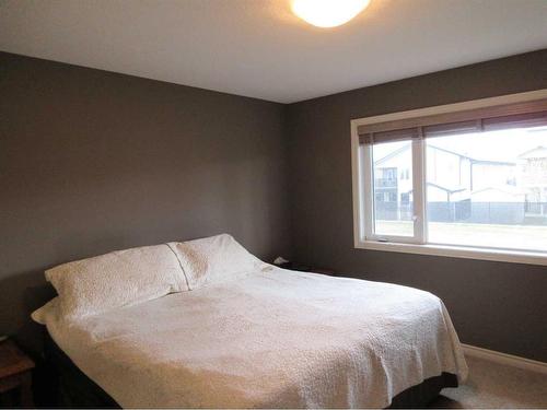 35 Sierra Lane Sw, Medicine Hat, AB - Indoor Photo Showing Bedroom