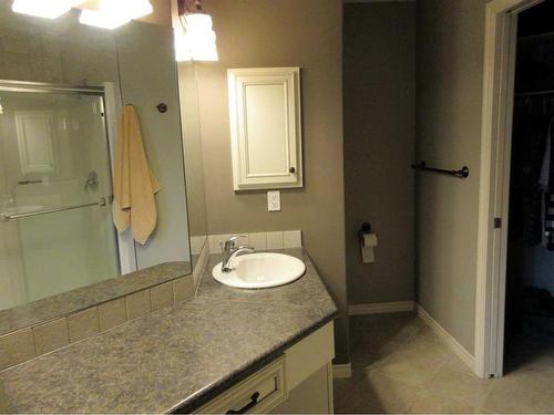 35 Sierra Lane Sw, Medicine Hat, AB - Indoor Photo Showing Bathroom