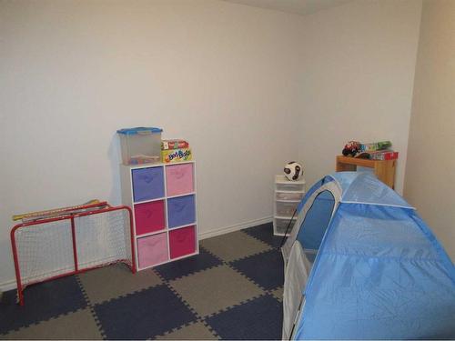 35 Sierra Lane Sw, Medicine Hat, AB - Indoor Photo Showing Bedroom