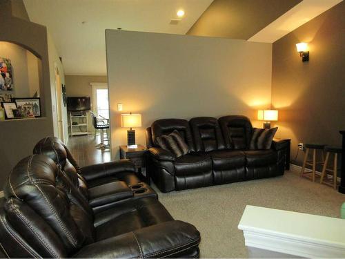 35 Sierra Lane Sw, Medicine Hat, AB - Indoor Photo Showing Living Room