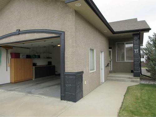 35 Sierra Lane Sw, Medicine Hat, AB - Outdoor