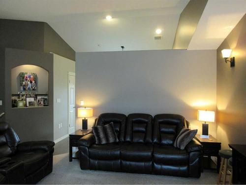 35 Sierra Lane Sw, Medicine Hat, AB - Indoor Photo Showing Living Room