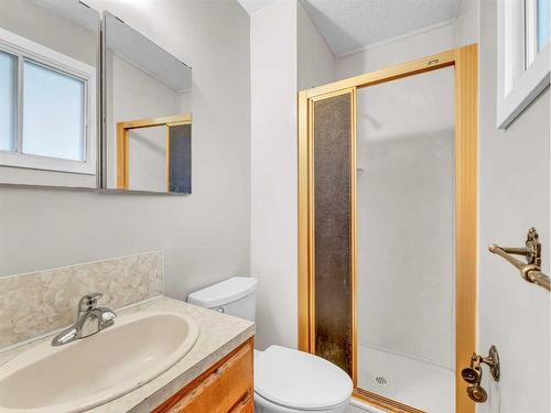 1060 Braemar Street Se, Medicine Hat, AB - Indoor Photo Showing Bathroom