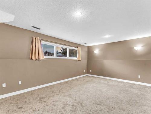 1060 Braemar Street Se, Medicine Hat, AB - Indoor Photo Showing Other Room