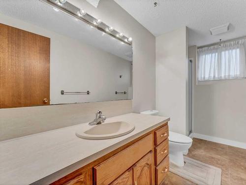 1060 Braemar Street Se, Medicine Hat, AB - Indoor Photo Showing Bathroom