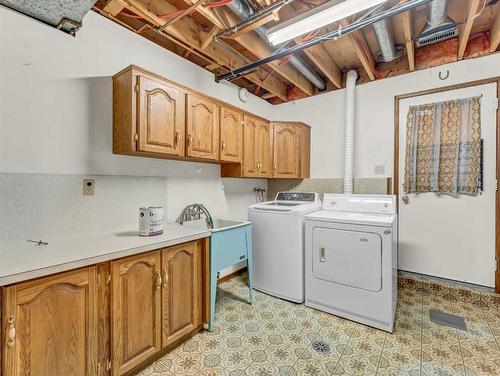 1060 Braemar Street Se, Medicine Hat, AB - Indoor Photo Showing Laundry Room