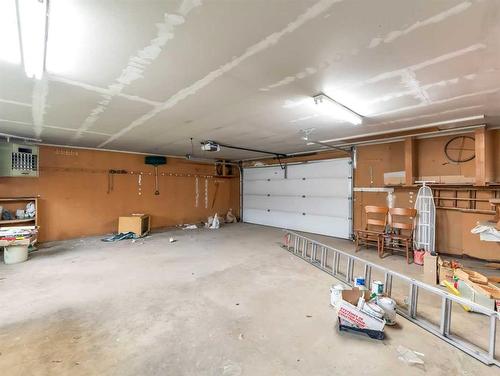 1060 Braemar Street Se, Medicine Hat, AB - Indoor Photo Showing Garage