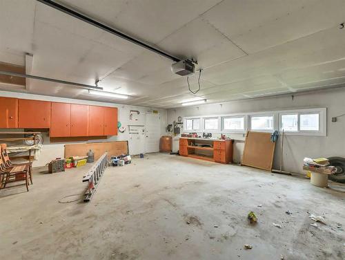 1060 Braemar Street Se, Medicine Hat, AB - Indoor Photo Showing Garage