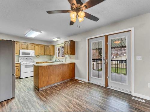 1060 Braemar Street Se, Medicine Hat, AB - Indoor Photo Showing Kitchen