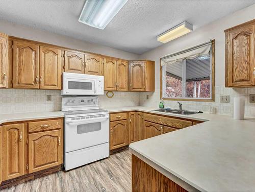 1060 Braemar Street Se, Medicine Hat, AB - Indoor Photo Showing Kitchen With Double Sink