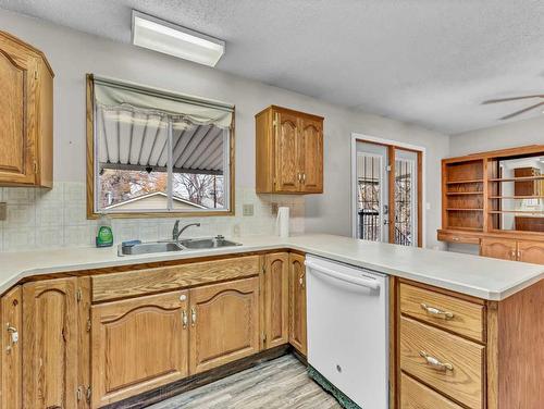 1060 Braemar Street Se, Medicine Hat, AB - Indoor Photo Showing Kitchen With Double Sink