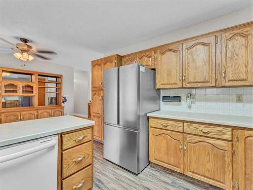 1060 Braemar Street Se, Medicine Hat, AB - Indoor Photo Showing Kitchen