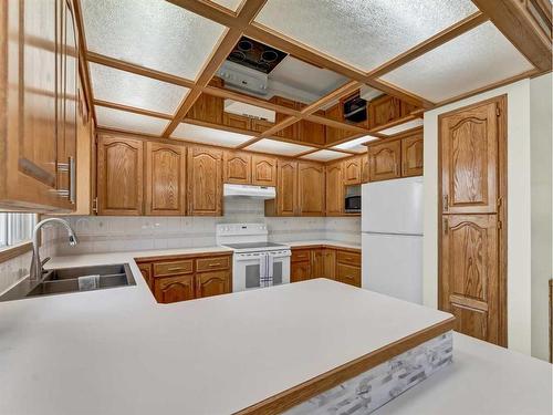 28 Cairney Crescent Se, Medicine Hat, AB - Indoor Photo Showing Kitchen With Double Sink