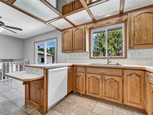 28 Cairney Crescent Se, Medicine Hat, AB - Indoor Photo Showing Kitchen