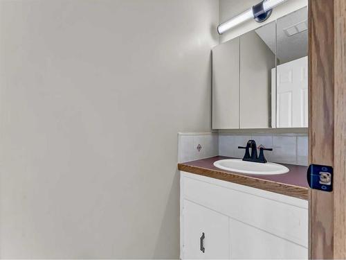 28 Cairney Crescent Se, Medicine Hat, AB - Indoor Photo Showing Bathroom