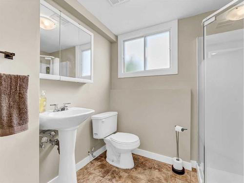 28 Cairney Crescent Se, Medicine Hat, AB - Indoor Photo Showing Bathroom