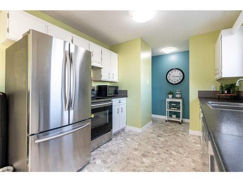 271 Seven Persons Drive Sw, Medicine Hat, AB - Indoor Photo Showing Kitchen