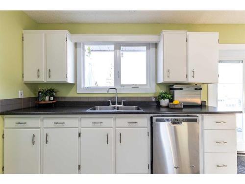 271 Seven Persons Drive Sw, Medicine Hat, AB - Indoor Photo Showing Kitchen With Double Sink